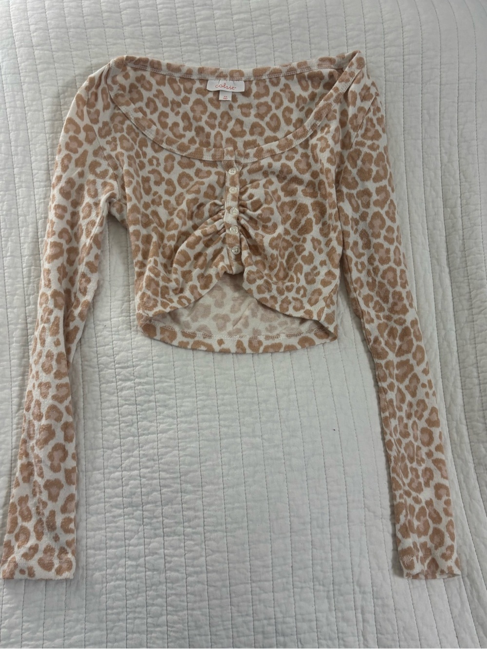 Colsie Beige Leopard Long-Sleeve Crop Top